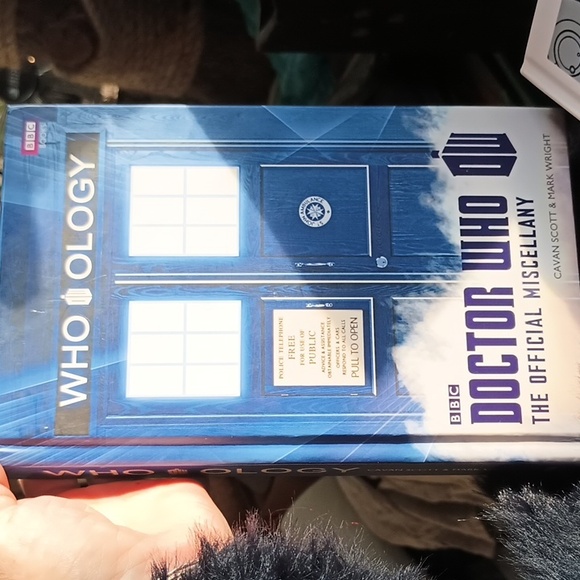 Two New Doctor Who Books - Picture 12 of 13